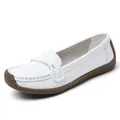Mocassini comodi da donna in pelle bianca con fiocco e suola in gomma goffrata - 35 / Bianco