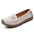 Eleganti mocassini da donna color crema con fiore decorativo in pelle e suola morbida - 38 / Bianco avorio