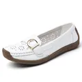 Elegante weiße Damen-Loafer mit Blumen-Ausschnittmuster und glänzender Metallschnalle - 35 / Weiß