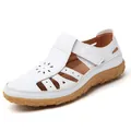 Bequeme weiße Damen-Flachsandalen mit hohlem Blumenmuster und praktischem Klettverschluss - 35 / Weiß