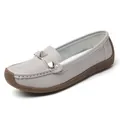 Bequeme hellgraue Leder-Loafer mit Narbenmuster und einer weichen braunen Gummisohle - 35 / Grau