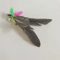 Ersatzfederkopf für Katzenangel mit gefleckten Perlhuhnfedern und einem Glöckchen - 3 Perlenfeder-Stil / Schwarz-weiße Flecken
