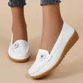 Detailansicht weißer Damen-Loafer mit eleganter Blumenapplikation und robuster Gummisohle - 35 / Weiß