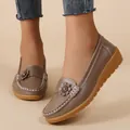 Detaillierte Nahaufnahme brauner strukturierter Loafer mit Blumenverzierung und Nähten - 35 / Khaki