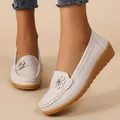 Nahaufnahme weißer Loafer mit Blumendetails und strukturierter brauner Gummisohle. - 35 / Gebrochenes Weiß
