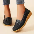Nahaufnahme schwarzer Blumen-Loafer mit strukturierter Oberfläche und Gummisohle - 35 / Schwarz