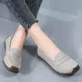 Mocassini da donna in pelle grigia con bordo smerlato e suola in gomma resistente. - 35 / Grigio