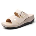 Bequeme beige Keilsandaletten für Damen mit weicher dicker Sohle und Schnalle - 35 / Gebrochenes Weiß