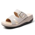 Bequeme beige Damen-Keilsandaletten mit weicher dicker Sohle und goldener Schnalle - 35 / Grau