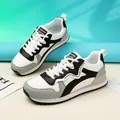Zapatillas retro de mujer a la moda en variante de bloques de color blanco negro gris - 36 / Blanco Negro Gris