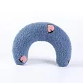 Weiches blaues U-förmiges Hundekuscheltier mit Quietscher und rosa Pfotenabdrücken - Blaues Plüsch Mondkissen