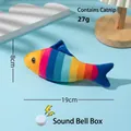 Juguete para gatos con forma de pez de peluche a rayas con hierba gatera y cascabel - Pez con Rayas de Arcoíris