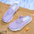 Ciabatte in rete viola traspirante con suola bianca morbida su una spiaggia di sabbia soleggiata - 36 / Viola Donna