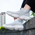 Ademende lichtgrijze fly-knit instapsneakers voor heren met comfortabele witte dikke zool - 39 / Lichtgrijs
