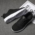 Lichtgewicht zwarte ademende gebreide herensneakers voorzien van een dikke witte zool. - 39 / Zwart Wit