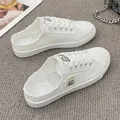 Casual witte canvas muiltjes voor dames met ronde neus en vetersluiting details - 35 / Wit