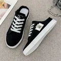 Zwarte canvas instapsneakers voor dames met witte veters en stevige rubberen zolen - 35 / Zwart