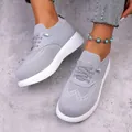 Comfortabele en lichtgewicht grijze ademende fly-knit dames slip-on instap sneakers - 36 / Lichtgrijs