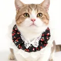 Babero para mascotas con patrón de fresas y lazo de encaje blanco, variante negra - Talla única / Estilo de Fresa Negra