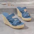Blaue Denim Keilsandaletten mit Plateausohle aus gewebter Jute auf Betonhintergrund - 36 / Blau A09 Stil (S102) / Blau