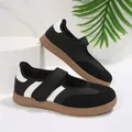 Detail of retro black Mary Jane shoes with white stripes and flexible gum sole - 36 / Black