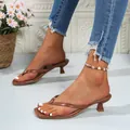 Elegante braune Zehentrenner-Sandalen mit niedrigem Pfennigabsatz für den Sommer-Look. - Hellbraun