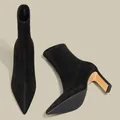 Elegante schwarze Wildleder-Stiefeletten mit Blockabsatz und spitzer Kappe aus Stretch - 35 / Schwarz (Stiefeletten/9 cm Blockabsatz)