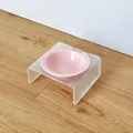 Minimalistische roze keramische voerbak op een matte verhoogde acryl standaard. - Zachtroze bakje met enkele standaard