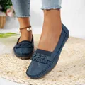Mocassini piatti blu scuro da donna con eleganti nappe e raffinati dettagli traforati - 35 / Blu navy