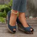 Elegante blaue Wildleder-Keilabsatzschuhe mit einer dekorativen gewebten Plateausohle - 35 / Blau