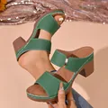 Sandales vertes élégantes à talons blocs avec coutures blanches et semelles fauves chic. - 35 / Vert