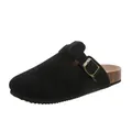Primo piano di zoccolo da donna in pelle scamosciata nera con fibbia in bronzo regolabile - 35 / Nero