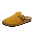 Dettaglio di un sabot in pelle scamosciata gialla con fibbia in metallo - Giallo / 35