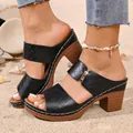Mules noires à la mode avec talons hauts épais, motif losanges et plateforme sur sable. - Noir