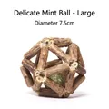 Detail van de 7,5 cm grote natuurlijke zilverrank kattenspeelbal met kattenkruidkern - Diameter 7.5cm / Grote Exquise Kattenkruid Bal