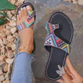 Detailopname van etnische platte sandalen met kleurrijke geometrische patronen en lus. - 36 / Gekleurde Strepen (Strass Stijl)
