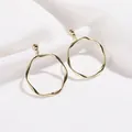 Boucles d'oreilles créoles dorées torsadées élégantes avec motif vague pour femme - Boucles d'Oreilles Clous (662) / Or