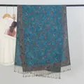 Nahaufnahme des blauen Paisley-Jacquard-Pashmina-Schals mit eleganten Fransenquasten - Mittellang (QM00884) / 200x70cm / Pfauenblau (Stil E)