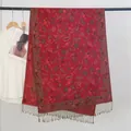 Detaillierte Ansicht des roten Vintage-Schals mit Paisley-Jacquard und Fransen - Mittellang (QM00884) / 200x70cm / Rot (Stil E)