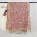 Detailansicht eines lila Schals mit Paisley-Jacquard-Muster und feinen Fransen am Saum. - Mittellang (QM00884) / 200x70cm / Rosa (Stil E)