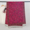 Detailansicht des magentaroten Retro-Paisley-Jacquardschals mit dekorativen Fransenquasten - Mittellang (QM00884) / 200x70cm / Rosarot (Stil E)