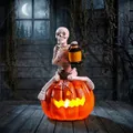 Scheletro di Halloween seduto su lanterna di zucca LED per scena decorativa di festa - Ornamento Zucca Scheletro Luminoso (9002)