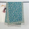 Detailansicht eines blauen Jacquard-Schals mit Paisleymuster und Fransen am Kleiderbügel - Mittellang (QM00884) / 200x70cm / See-Blau (Stil E)