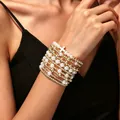 Ensemble de 5 bracelets superposables avec perles dorées, perles blanches et croix pour femme. - Bracelet Superposé en Perle et Croix en Or (XY-2477) / Ensemble de Bracelets Multi-pièces