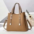Elegante braune Damenhandtasche aus Leder mit feiner Lychee-Maserung und Silberakzenten - Khaki