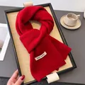 Detailaufnahme eines weichen, leuchtend roten Strickschals aus Wollmischung für den Winter - 164x22cm / Rot (WT282-7)