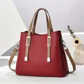 Elegante rote Handtasche aus Kunstleder für Damen mit khakifarbenen Henkeln und Dekor - Burgunderrot