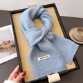 Nahaufnahme der weichen Textur und des Wollmisch-Etiketts eines blauen gestrickten Winterschals. - 164x22cm / Blau (WT282-8)