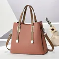 Elegante Handtasche aus rosa genarbtem Leder mit braunen Griffen und Silber-Hardware - Rosa