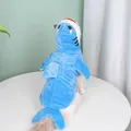 Rückansicht einer weißen Katze in einem weichen blauen Haifisch-Kostüm aus Plüsch. - S / Blau